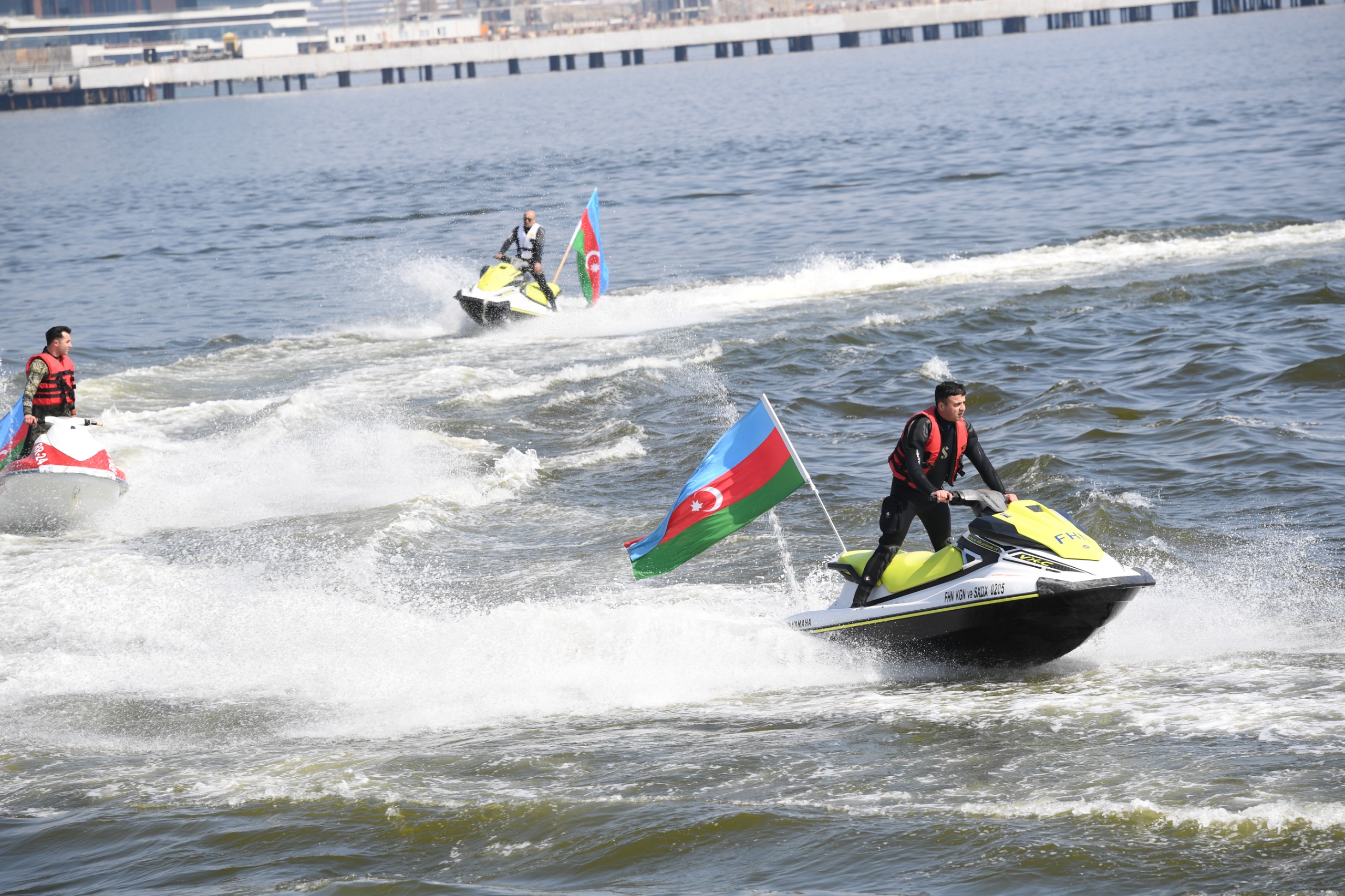Bakıda Xəzərin suları avarçəkmə və yelkənli qayıqlarla bəzəndi (FOTO)